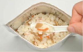 アルファ米 水を注いだイメージ
